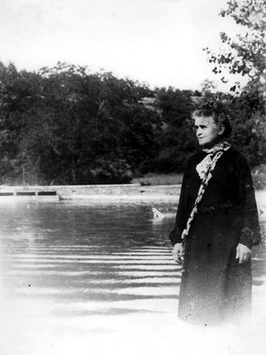 Suzanne Lacore au bord de l'eau, photographie en noir et blanc. Doc Arch 40.