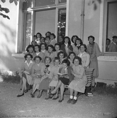 Au lycée de jeunes filles (24 mai 1955). Fonds Diaz, 14 Fi 1955/132-5